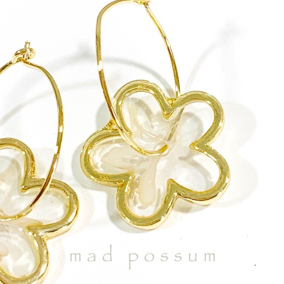 Retro Boho Transparent Resin Flower Hoop Earrings - Picture 3 of 5